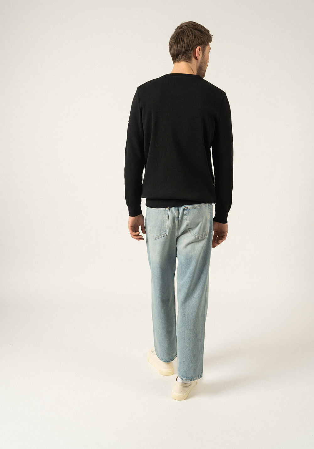 Jersey de cuello en V cuirassé - en lana suave (NOIR)