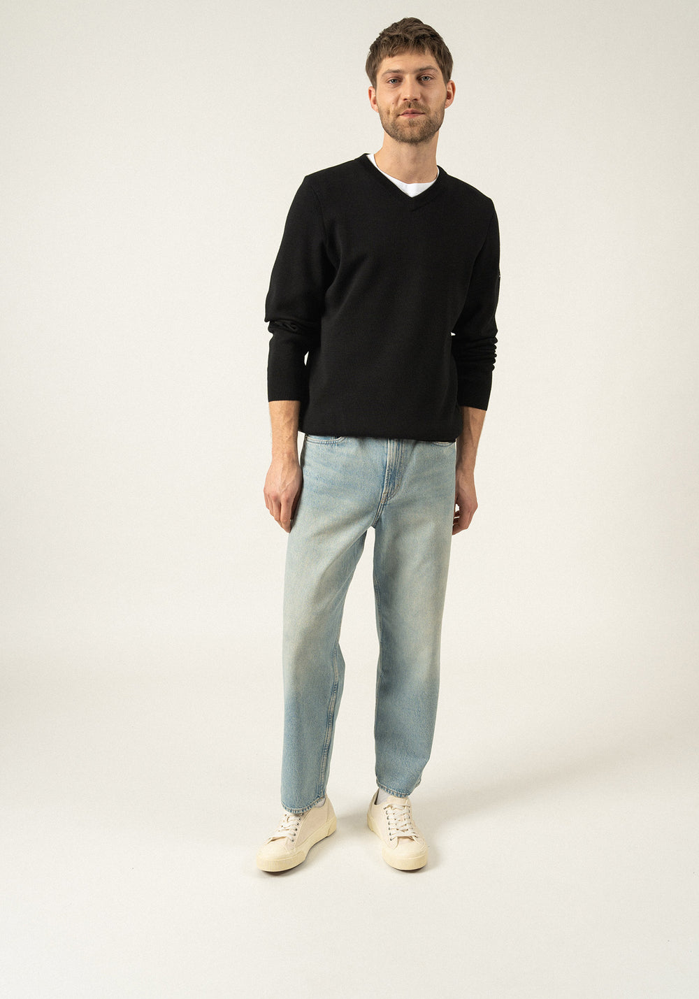 Jersey de cuello en V cuirassé - en lana suave (NOIR)