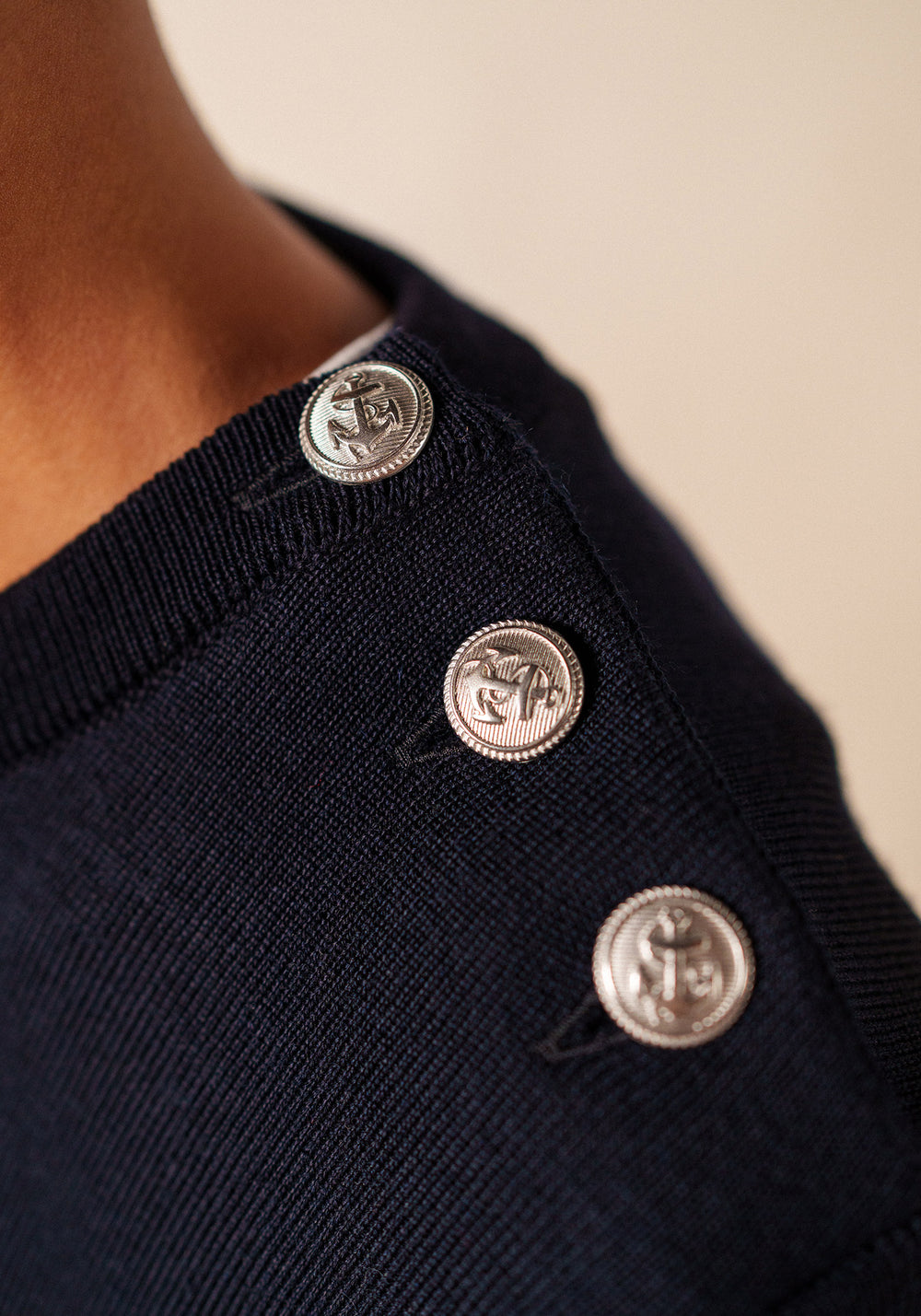 Vestido de jersey a rayas Grande Marée - de lana, abotonado en el hombro (NAVY/ECUME)