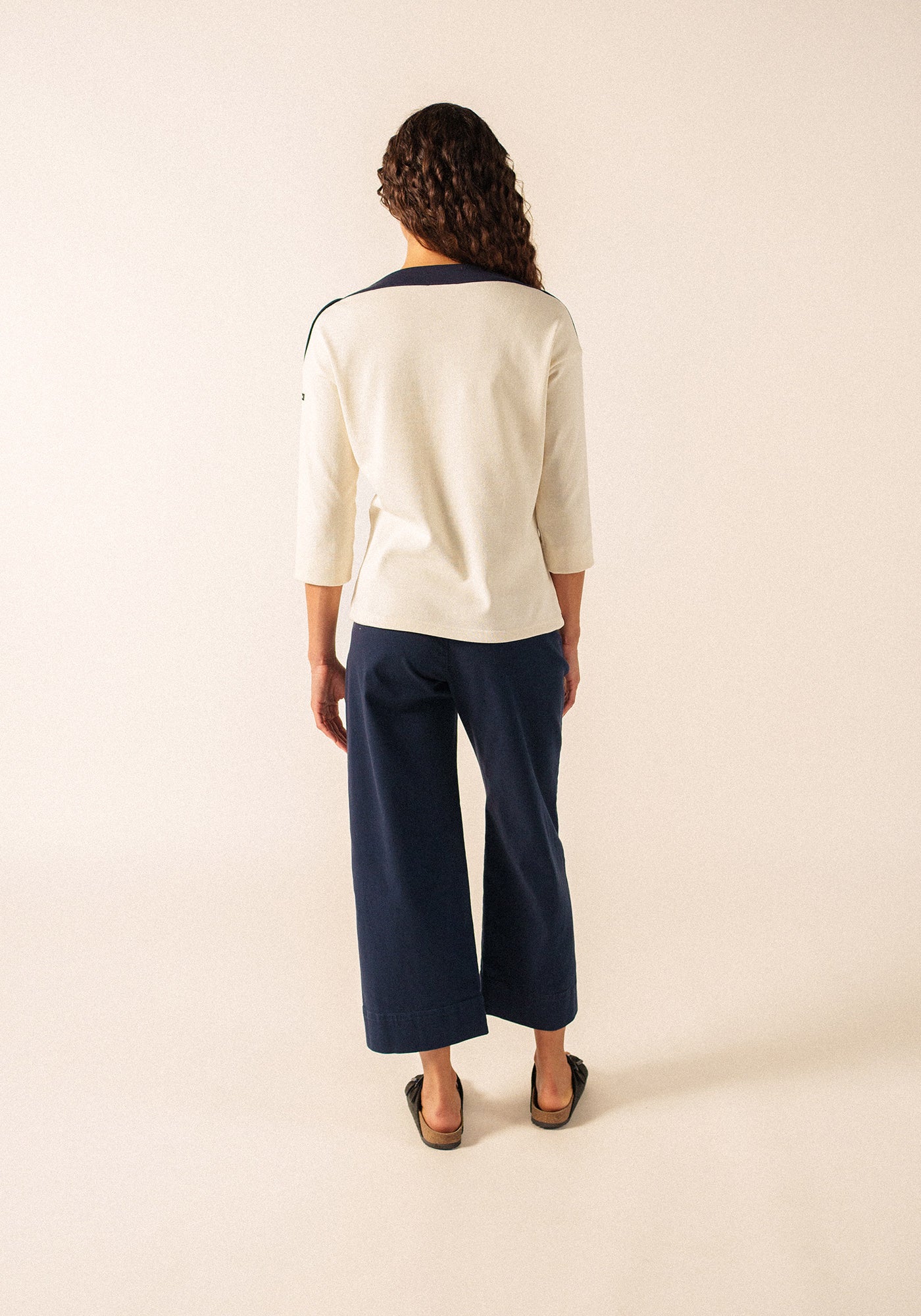 Camiseta Latsia x Isabelle Ballu (ECRU/NAVY)